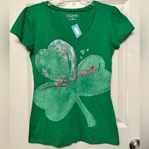 Maurices St. Patricks Kiss Me T-shirt - Size Medium - Green